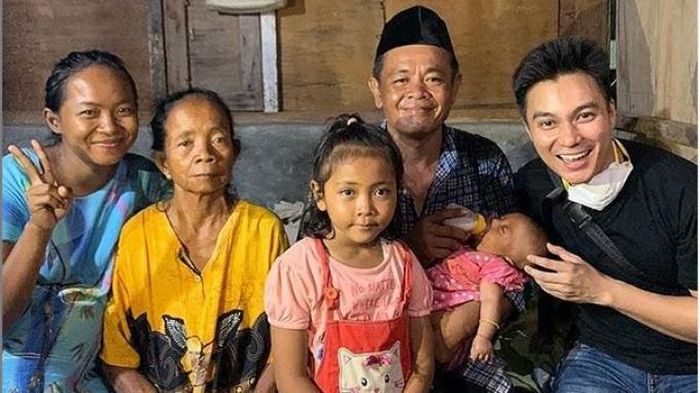 Baim Wong saat bertemu dengan Nurul sopir angkot yang viral lantaran bawa bekerja bawa bayinya. (Tangkap layar isntagram @baimwong) (Tangkap layar isntagram @baimwong)