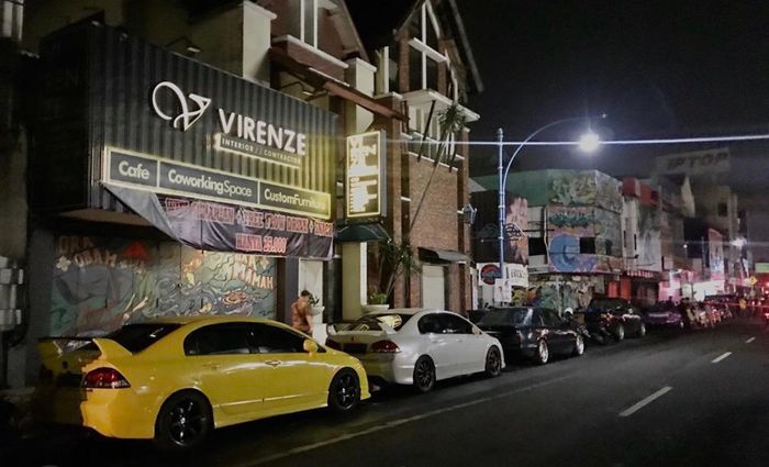 Deretan mobil milik anggota yang mengikuti acara Meet n Coffee