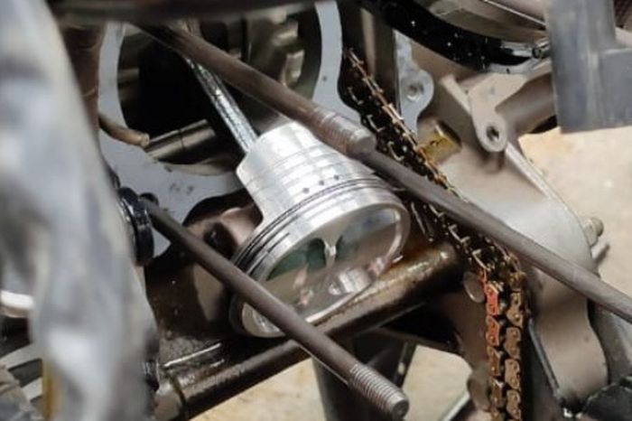 Proses penggantian blok silinder dan piston di Yamaha Lexi 180 cc