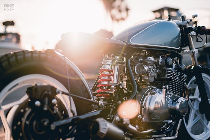 Tangki tetap memakai bawaan motor