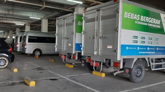 Truk Box pelat merah milik Bapenda Pemprov Jabar terparkir di sebuah mall