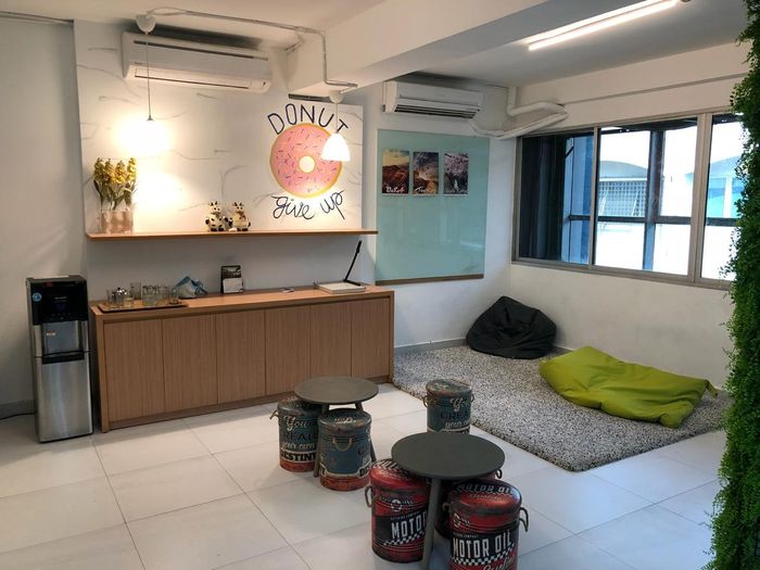 Ruang santai di showroom Auto2000 Glodok Plaza