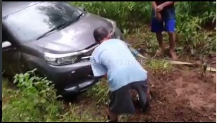 Proses evakuasi Honda Mobilio yang tersesat di tengah hutan