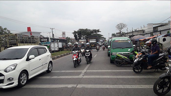 Ilustrasi keramaian lalu lintas di Jalan Raya