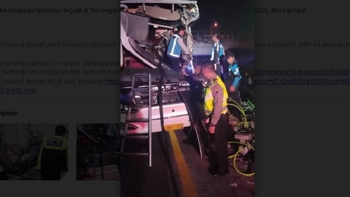 Proses evakuasi penumpang bus Sinar Jaya yang diterjang truk meluncur dari truk derek TMJ di tol Ungaran-Bawen