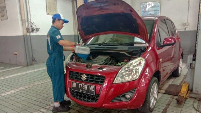 Pengisian oli pelumas dalam layanan Service Campaign PT Samekarindo Indah Balikpapan dan PT Suzuki Indomobil Sales