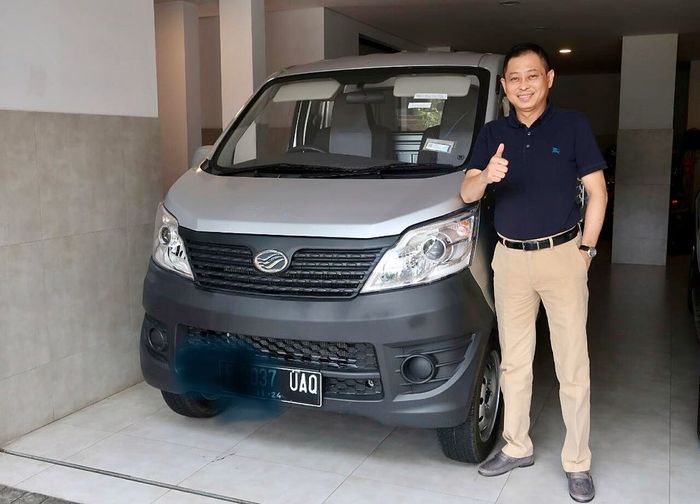 Mantan Menteri ESDM Ignasius Jonan berfoto bersama Esemka Bima 1.2 miliknya
