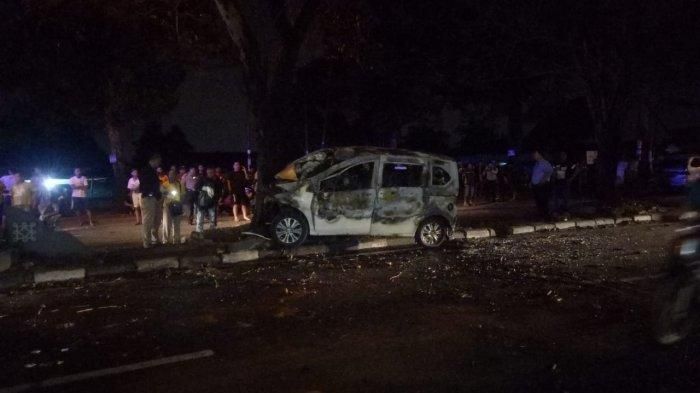Posisi Honda Freed yang terbakar usai menabrak median jalandan pohon di Medan hingga pengemudi tewas terpanggang di dalam kabin