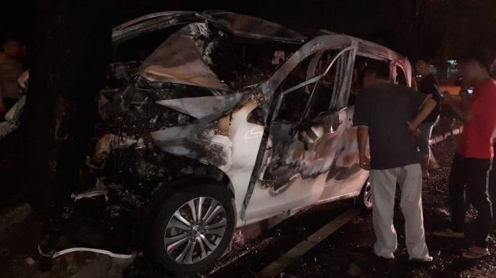 Kondisi Honda Freed yang terbakar usai hajar pohon dan median jalan di Jl Jamin Ginting, Medan, Sumatera Utara