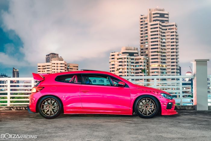 Tampilan samping modifikasi VW Sciorocco tampil centil pakai kelir pink