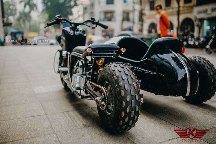 Kaki-kakinya memakai milik ATV