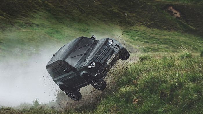 Land Rover Defender dalam teaser film James Bond No Time to Die