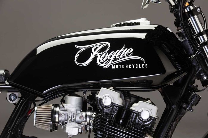 Tangki berkelir hitam glossy dan grafis Rogue Motorcycles