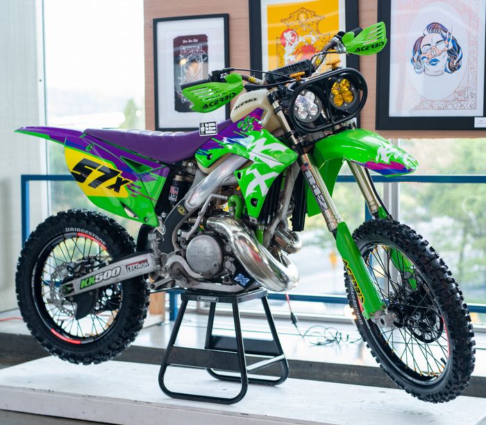 Dengan grafis menarik, Kawasaki KX500 ini tampil keren