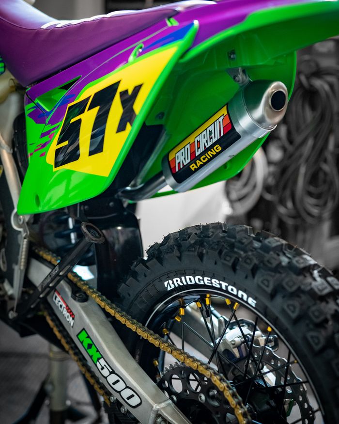 Tampilan belakang dari Kawasaki KX500 ini