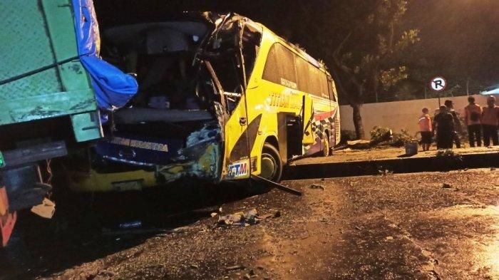 Kondisi bus Titian Mas yang melintang dan tabrak truk di Jalan Pantura Demak KM 7, Desa Sedo, Kecamatan Gajah, Kabupaten Demak, Selasa (18/2/2020) petang. (TRIBUN JATENG/MOCH SAIFUDIN)