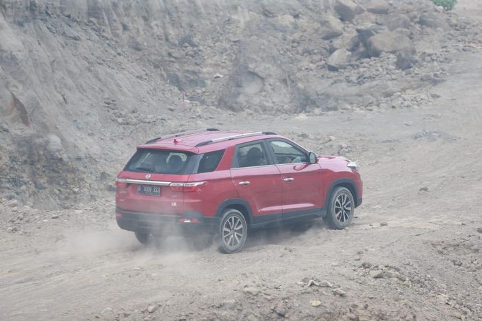 DFSK Glory 560 melahap tanjakan pasir