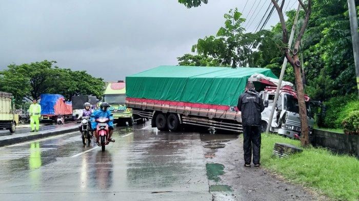 Truk tronton yang menindih Honda BeAT serta terperosok ke parit di jalur Pantura, Demak-Semarang