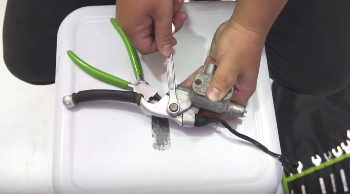 Copot tuas rem dari master rem pakai kunci pas