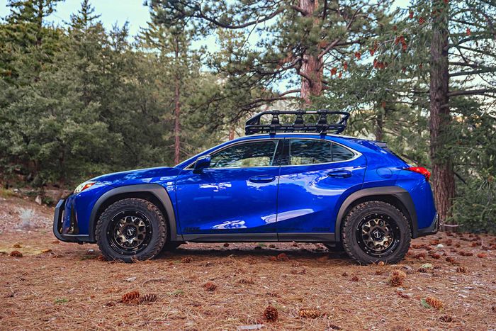 Tampilan samping Lexus UX200 F Sport dengan tema off-road