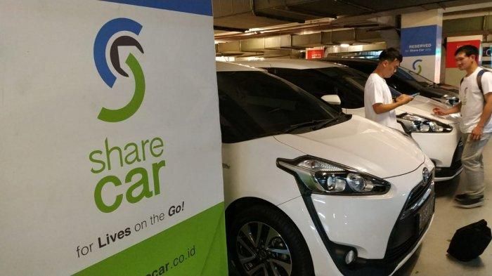 Armada MPV Toyota Sienta di area parkir Mal Kuningan City, Jakarta, yang bisa disewa menggunakan aplikasi Share Car, Rabu, 19 Februari 2020. 
