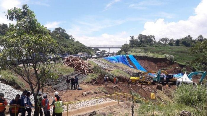 Bekas longsoran di tepi tol Cipularang KM 118+600