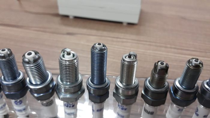 Bentuk elektroda busi juga berbeda-beda dan memengaruhi pembakaran