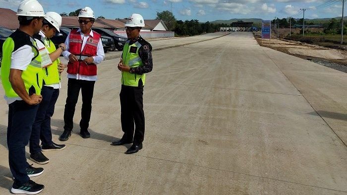 Project Director Jalan Tol ruas Sigli-Banda Aceh memantau gerbang tol Blangbintang