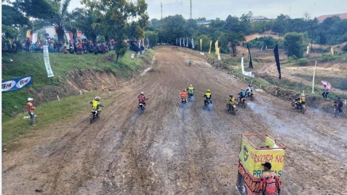 Pecinta grasstrack dari Pulau Sumatera dan Jawa unjuk aksi di Sirkuit Tanjung Enim.