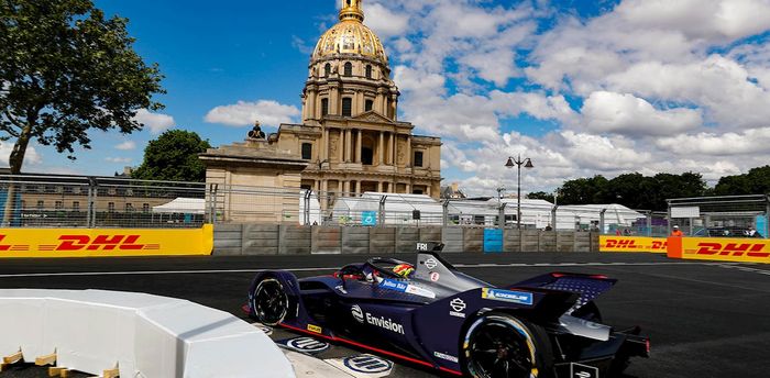 Sirkuit Paris E-Prix juga melapisi bagian cobblestone berusia 350 tahun yang ada di Les Invaides dengan aspal.