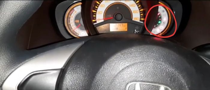 Ilustrasi indikator D menyala kedap- kedip di panel mobil Honda