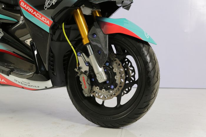 Garpu depan Yamaha Xabre ikut dipasang