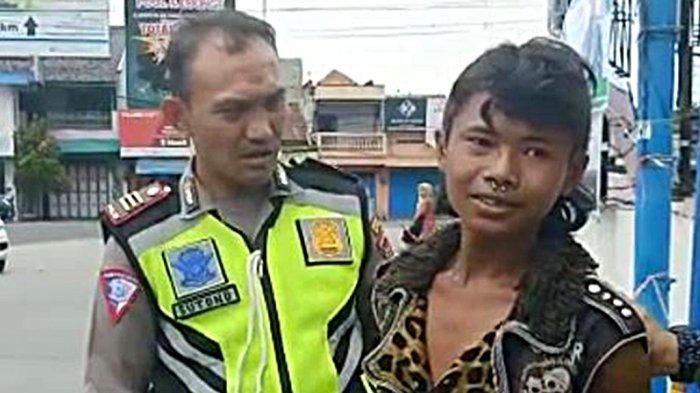 Kasat Lantas Polres Pekalongan Kota AKP Sutono saat menertibkan anak punk yang naik di atas truk di Jalan Pantura Pekalongan Kota, Minggu (23/2/2020). (Tribun Jateng/ Indra Dwi Purnomo)