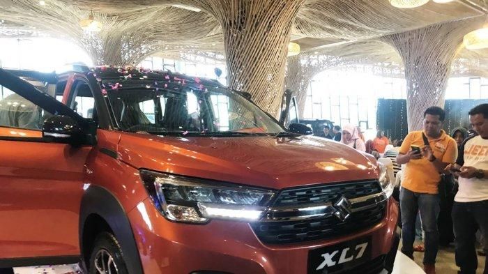 Tampak varian terbaru Suzuki XL7, yang diperkenalkan kepada pengunjung yang hadir dalam acara Suzuki Day 2020 di Obyek Wisata Dusun Semilir, Kabupaten Semarang, Minggu (23/02/2020)