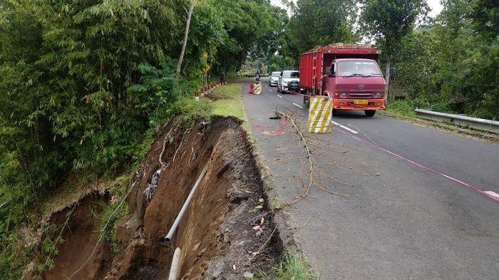 Kondisi dinding penahan tanah (DPT) di wilayah Dusun Gebagan, Desa Kayubihi, Bangli, Bali, Minggu (23/02/2020)