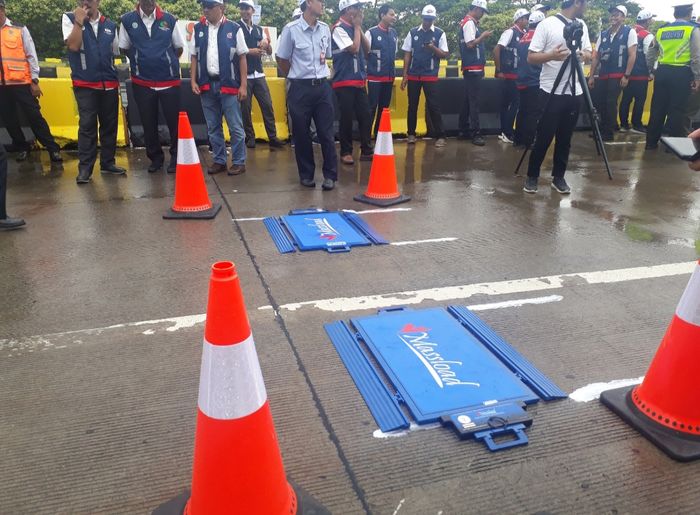 mobile weight in motion (WiM), suatu peralatan untuk menguji bobot kendaraan.