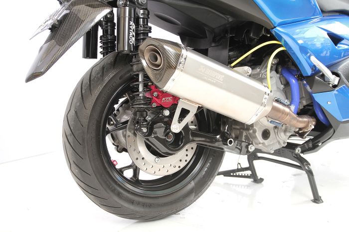 Knalpot Akrapovic biar suaranya gahar