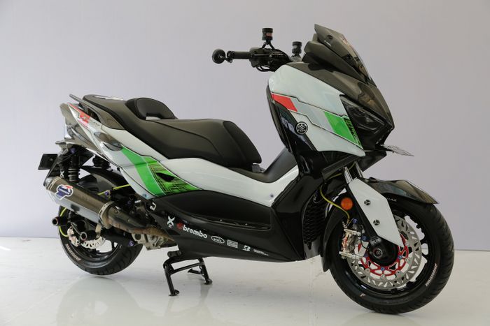 Berkonsep racing elegan, Yamaha XMAX ini diberi nuansa Italia berupa grafis bendera Italia di bodinya