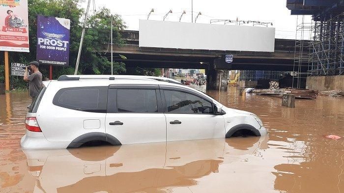 Nissan Grand Livina X-Gear terjebak banjir di kolong tol JORR, kota Bekasi