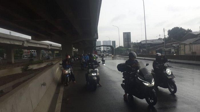 Sejumlah motor yang masuk tol Becakayu karena banjir di kolong tol JORR Jl KH Noer Ali Kalimalang,kota Bekasi