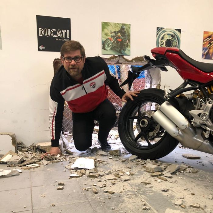 Pemilik showroom, Steve Wilf Moore, memperlihatkan ukurannya yang pas banget buat satu motor kalau direbahin