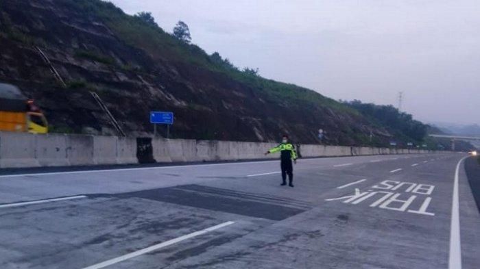 TKP kecelakaan maut grand max dengan truk di Jalan Tol Bawen Semarang, Rabu (26/2) (Istimewa) 