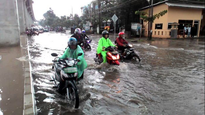 Waspada water hammer segini batas aman motor terobos genangan air hujan.