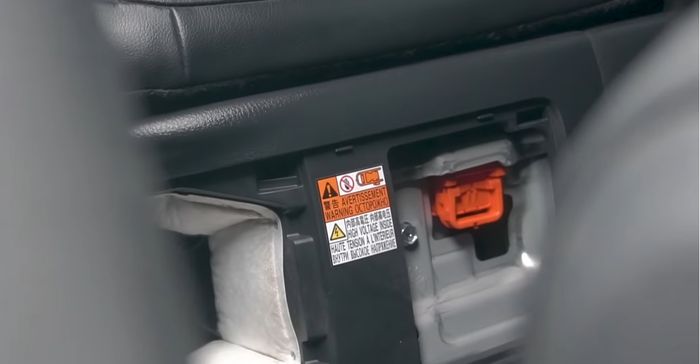 Baterai Toyota C-HR ada di bawah jok belakang