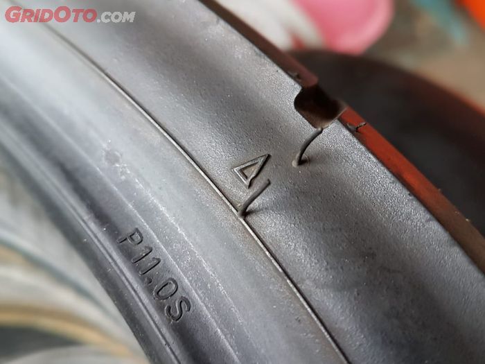 Segitiga pada sisi bagian ban motor menjadi tanpa lokasi TWI pada ban motor