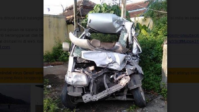 Kondisi Daihatsu Gran Max ringsek setelah hantam bak belakang truk