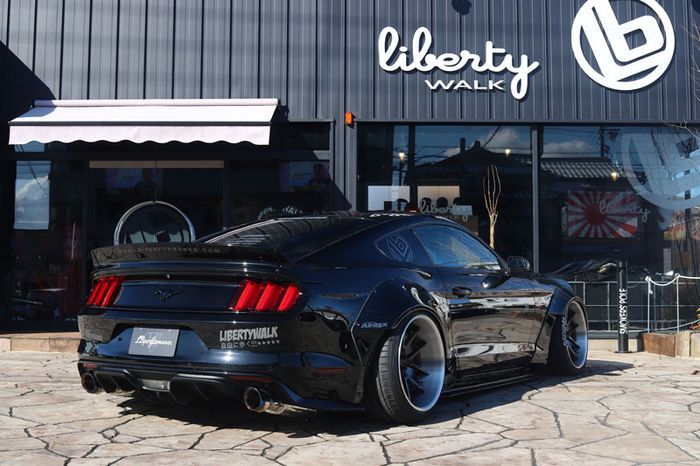 Tampilan belakang modifikasi Ford Mustang hasil garapan Liberty Walk