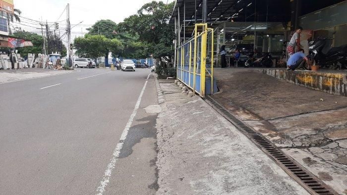 Lokasi pemukulan sopir ambulans oleh pengemudi Toyota Calya di Jalan Kesehatan Raya, Bintaro Pesanggrahan, Jakarta Selatan, Rabu (26/2/2020). (TribunJakarta.com/Annas Furqon Hakim) 