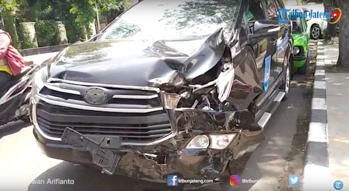 Kijang Innova ringsek wajah kiri setelah hantam HR-V dan Brio karena hindari ibu-ibu menyebrang jalan