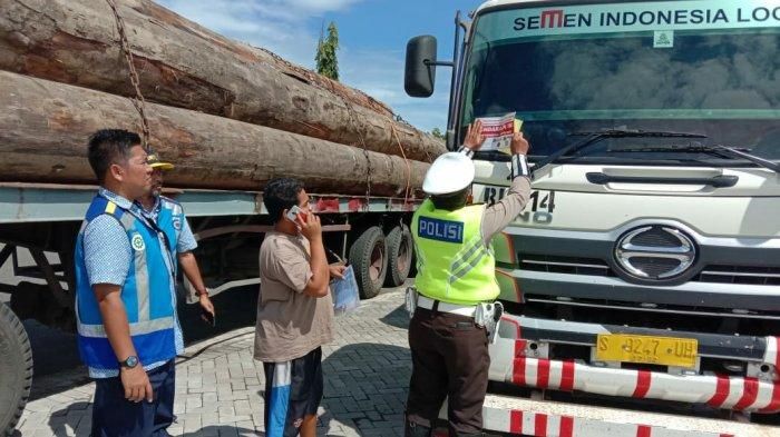 Manajer Traffic Jasamarga Tollroad operator ruas semarang ABC, Ferza Gauthama memantau jalannya operasi ODOL di ruas jalan tol Muktiharjo Km 437+500 seksi C ,Rabu (26/2/2020).